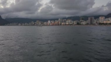 Alacakaranlıktaki Ipanema Sahili. Rio De Janeiro Brezilya üzerindeki dramatik gökyüzü, hava manzarası