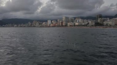 Rio De Janeiro Brezilya üzerindeki dramatik gökyüzü. Ipanema Sahilinden Drone Hava Görüntüsü