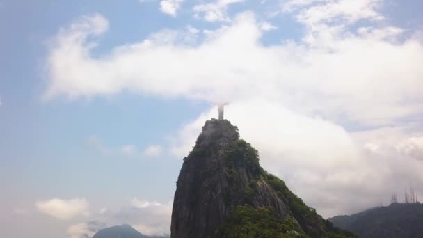 Drönare Flygfoto av Kristus Återlösaren under molnen. Rio De Janeiro Brasilien — Stockvideo