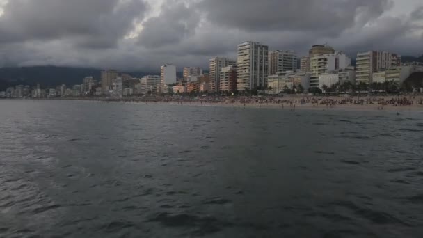 Plage d'Ipanema Rio De Janeiro Brésil, Drone Vue Aérienne, Bâtiments et Ciel Nuageux — Video