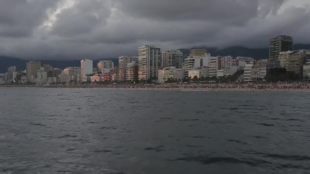 Vue Aérienne, Rio De Janeiro Brésil, Ipanema Beach Survolant L'eau Après Le Coucher Du Soleil — Video