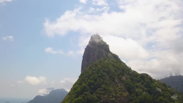 Wolken bewegen zich over Chris The Redeemer Statue. Luchtfoto, Rio de Janeiro Brazilië — Stockvideo