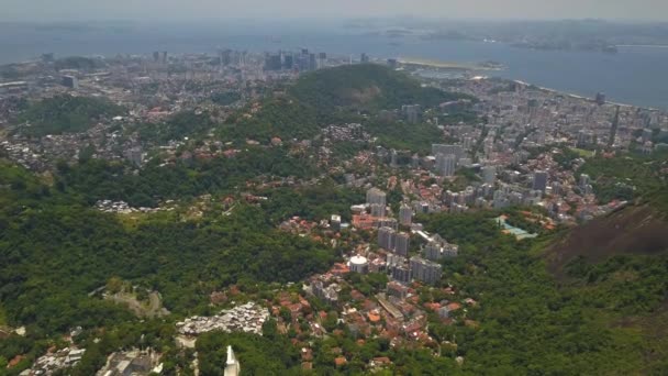 Pohled nad Rio De Janeiro Brazílie Pobřeží. Letecký pohled na město pod mlhou — Stock video