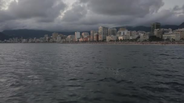 Ciel dramatique au-dessus de Rio De Janeiro Brésil. Vue Aérienne Par Drone De La Plage D'ipanema — Video