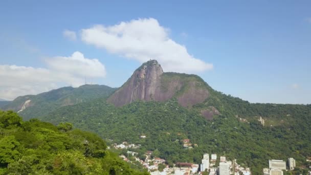 Letecký pohled na Rio De Janeiro Brazílie. Deštné pralesy na zátoce Guanabara — Stock video