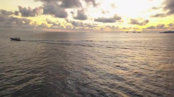 Παραλία Ιπανέμα, Ρίο Ντε Τζανέιρο. Αεροφωτογραφία του Sunset Skyline, Speedboat στο νερό — Αρχείο Βίντεο