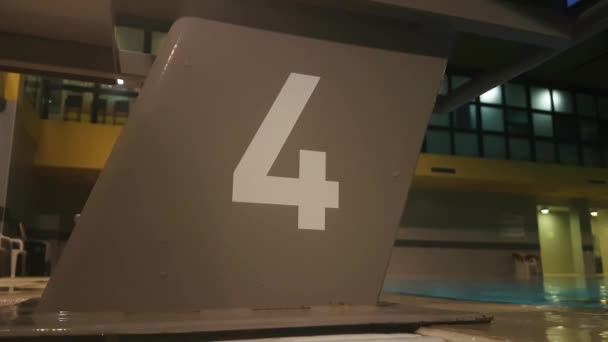 Номер четыре на платформе для прыжков с бассейна. Четвёртая позиция, крупным планом — стоковое видео
