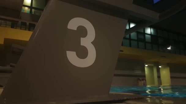 Νούμερο τρία στην πλατφόρμα άλματος πισίνας. 3η θέση τροχιάς, κοντινό — Αρχείο Βίντεο