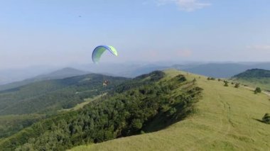 Yeşil Dağ üzerinde paraşütle paraşütle atlamak. Drone Hava Görüntüsü