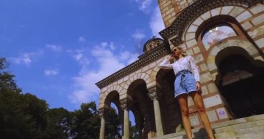 Ortodoks Kilisesi Önünde Merdivenlerde Genç Bir Kadın, Belgrad Şehir Merkezi Sırbistan