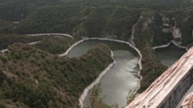 Uvac Doğa Rezervi, Sırbistan. Nehir Ortalamaları Bulutlu Yaza Bakış Açısı