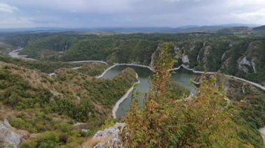 Sırbistan 'ın Uvac Nehri ve Kanyonu' nun kırsalları. Gözcüden Ulusal Rezerv Görünümü