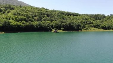 Doğu Sırbistan 'daki Zavoj Gölü' nün Yeşil Sularında Yüzen Hava Aracı Görüntüsü