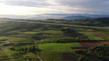 Sırbistan, Uzice, Ponikve Havaalanı. Yeşil Manzara ve Pist 'in Hava Görünümü