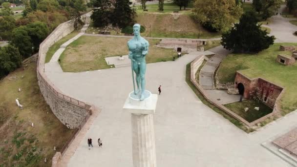Belgrado, Servië. Luchtfoto van Pobednik aka Het Victor Monument in Kalemegdan — Stockvideo