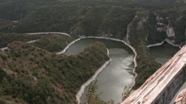 Reserva Natural de Uvac, Serbia. Vista del río Meanders desde el mirador en verano nublado — Vídeos de Stock