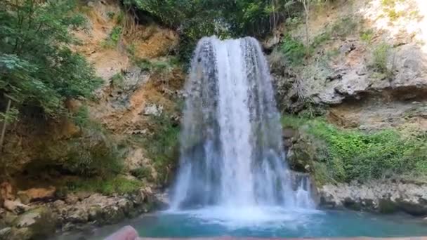 Veliki Buk Waterfall, Sırbistan. Yaz Günü Su ve Doğal Havuz — Stok video