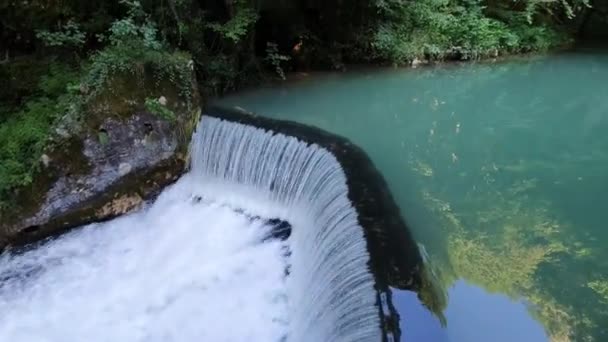Μαγική φύση της Σερβίας. Krupajsko Βρέλο Φυσική Άνοιξη και Πισίνα με Aqua Blue — Αρχείο Βίντεο