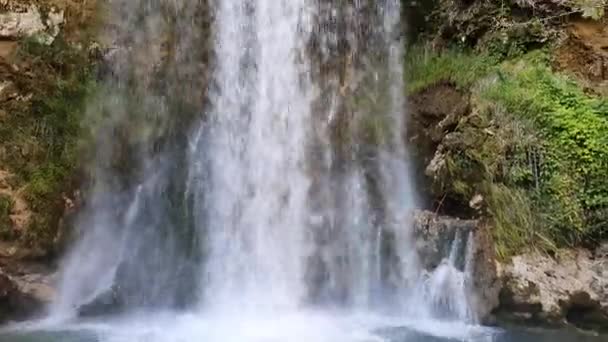 Close Up van Veliki Buk Waterval, Servië. Hemels landschap, helder kreekwater — Stockvideo