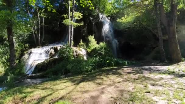Φυσική ομορφιά της Σερβίας, Bigar Καταρράκτης την ηλιόλουστη καλοκαιρινή μέρα στο πράσινο τοπίο — Αρχείο Βίντεο