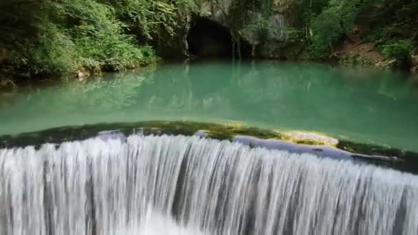 Krupajsko Vrelo, Serbia. Magiczne naturalne źródła i wodospad w zielonej naturze — Wideo stockowe