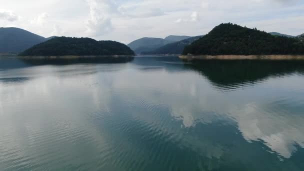 Zaovine Lake, Servië. Luchtfoto van kunstmatige waterreservoir in Tara Mountain — Stockvideo