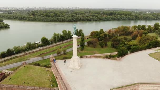 Pobednik aka Monumento a Víctor, Fortaleza de Kalemegdan, Belgrado, Serbia, Aérea — Vídeo de stock