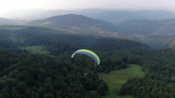 Вид с воздуха на парапланеризм над удивительным горным ландшафтом — стоковое видео