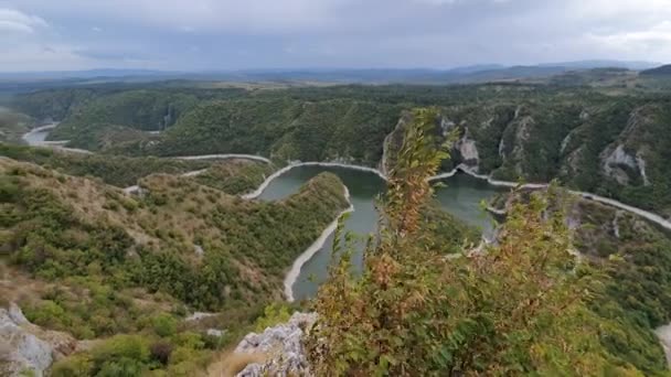 Meanders of Uvac River and Canyon, Srbsko. Pohled na národní rezervy z vyhlídky — Stock video