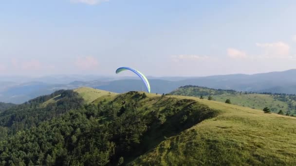 Montagne de Zlatibor, Serbie. Vue Aérienne Du Parapente Et Des Collines Vertes — Video