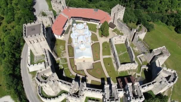 Вид сверху с высоты птичьего полета, монастырь Манасия и древние крепостные стены, Сербия — стоковое видео