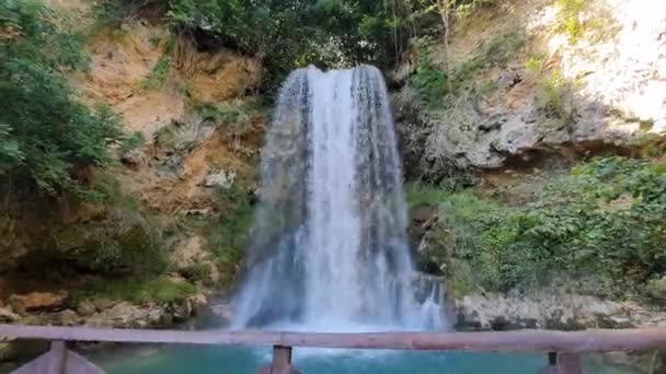 Air terjun Veliki Buk, Serbia Timur. Mendekati Viewpoint Under Fall — Stok Video