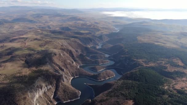 Cinematic antenn utsikt över Uvac floden Meanders och Canyon, soligt naturreservat — Stockvideo