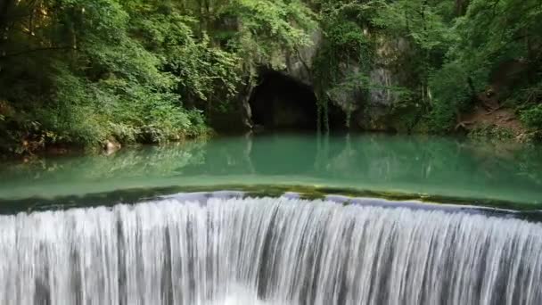 Αεροφωτογραφία του Krupajsko Vrelo Natural River Spring στην ανατολική Σερβία. Καταρράκτης — Αρχείο Βίντεο