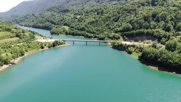 Uitzicht vanuit de lucht op de brug boven het Zavoj-meer in het prachtige landschap van Oost-Servië — Stockvideo