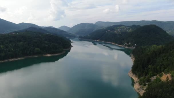 Zaovine Lake, Tara National Park, Servië. Luchtfoto van luchtspiegeling op het water — Stockvideo