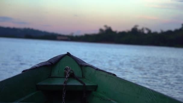 Crepúsculo sobre Amazonia y el río Amazonas, Vista desde el barco, 120fps cámara lenta — Vídeos de Stock