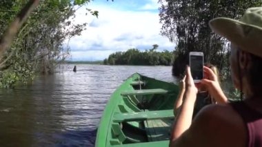 Amazon Nehri Gölü, Brezilya ve Turistler Macera Gezisinde, Yavaş Hareket