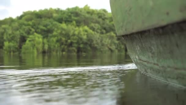 Barco flutuando no rio Amazonas Low Angle Shot. Floresta tropical brasileira — Vídeo de Stock