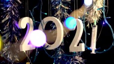 Coronavirus Aşısı Şırınga Şırıngası, Tinsel ve Noel Işıkları ile 2021