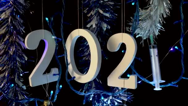 2021 Con una siringa appesa, ghirlande e luci di Natale, Coronavirus Capodanno — Video Stock