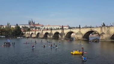 Charles Bridge, Prag Çek Cumhuriyeti. Vltlava Nehri 'nde Ayağa Kalkın Paddleboardcular