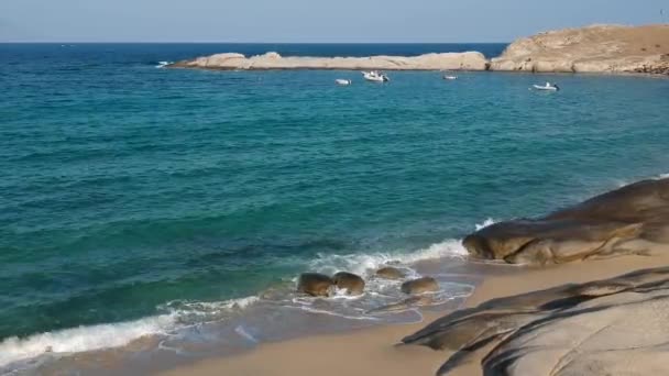 Vista aérea de las idílicas olas azules se estrellan en las rocas de la playa griega — Vídeos de Stock