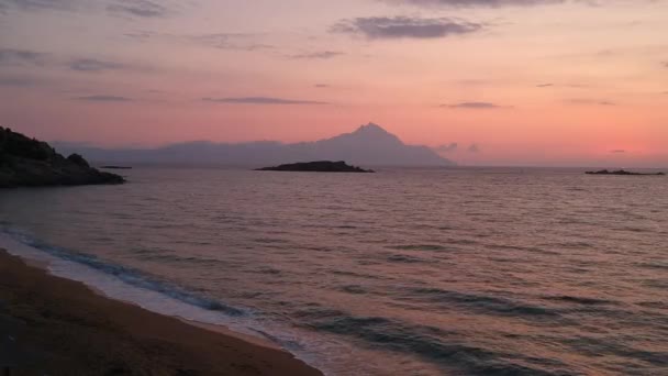 Дивовижний фіолетовий захід сонця над піщаним пляжем. Спокійні пейзажі спокійного моря — стокове відео