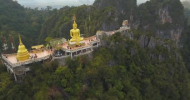 Kaplan Mağarası Tapınağı ve Altın Buda Tepe 'de Yengeç, Tayland, Havadan Görünüm