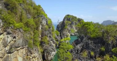 Turkuaz Deniz Suyunun Üzerinde Dik Uçurumlar, Otantik Tayland Manzarası, Havadan Görünüm