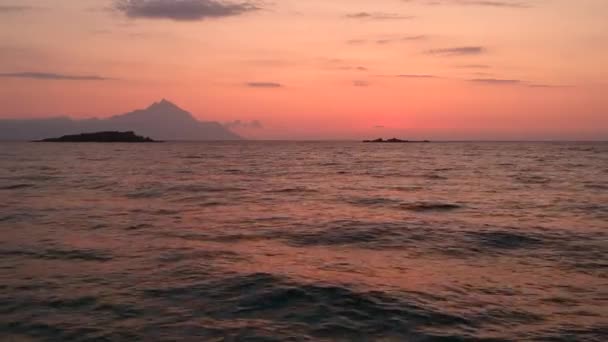 Vista aerea dell'alba e delle onde marine greche rosse, tornare sulla costa — Video Stock