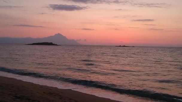 Vista aérea del horizonte púrpura del amanecer sobre el mar Mediterráneo — Vídeos de Stock