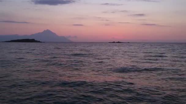 Drone luchtfoto, zonsopgang boven Griekse kustlijn en Heilig Athos berg silhouet — Stockvideo