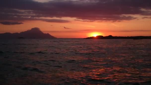 Magische oranje zonsondergang boven de Middellandse Zee en zonlicht reflectie op het water — Stockvideo